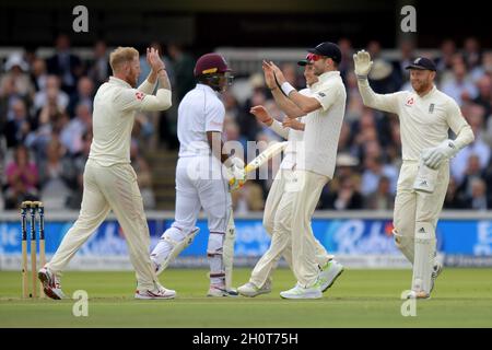 Ben Stokes (a sinistra) celebra il bowling di West Indies' Kieran Powell (seconda a sinistra) durante il primo giorno del terzo Investec Test Match al Lord's Cricket Ground di Londra Foto Stock