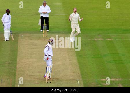 Ben Stokes d'Inghilterra festeggia dopo che James Anderson ha catturato Kemar Roach delle Indie Occidentali durante il primo giorno del terzo Investec Test Match al Lord's Cricket Ground di Londra Foto Stock