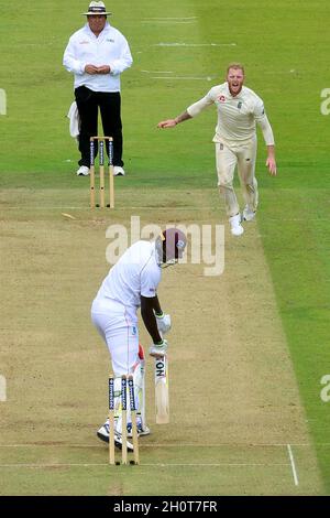 Il ben Stokes d'Inghilterra scovola il capitano delle Indie Occidentali Jason Holder durante il primo giorno del terzo Investec Test Match al Lord's Cricket Ground di Londra Foto Stock