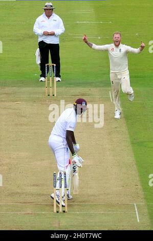 Il ben Stokes d'Inghilterra scovola il capitano delle Indie Occidentali Jason Holder durante il primo giorno del terzo Investec Test Match al Lord's Cricket Ground di Londra Foto Stock