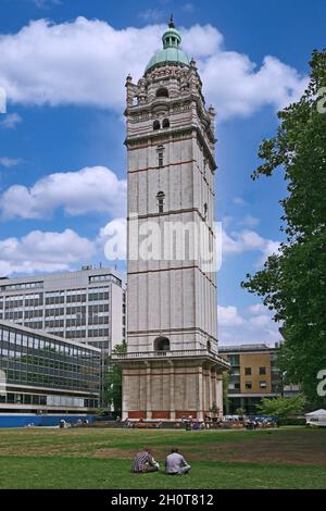 Londra, Inghilterra - 13 luglio 2009: Courtyard of Imperial College, Londra, Inghilterra, che mostra il suo campanile vittoriano costruito nel 1887 Foto Stock