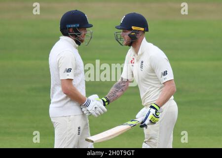 Ben Stokes in Inghilterra (a destra) si congratula con Jonny Bairstow (a sinistra) dopo aver segnato 50 Not out durante la seconda giornata del terzo Investec Test Match al Lord's Cricket Ground di Londra Foto Stock