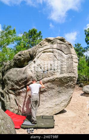 Bouldering alle rocce nelle foreste di Fontainebleau Foto Stock