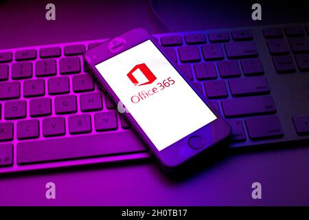 Barcellona, Catalogna, Spagna. 13 ottobre 2021. In questa foto è mostrato un logo Microsoft Office 365 visualizzato su uno smartphone sopra la tastiera di un computer (immagine di credito: © Thiago Prudencio/DAX via ZUMA Press Wire) Foto Stock