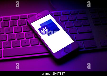 13 ottobre 2021, Barcellona, Catalogna, Spagna: In questa illustrazione di foto un logo Microsoft Word visto su uno smartphone sulla tastiera di un computer (immagine di credito: © Thiago Prudencio/DAX via ZUMA Press Wire) Foto Stock