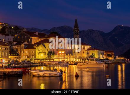 Tramonto sul lungomare della città vecchia Perast nella baia di Kotor in Montenegro. Foto Stock