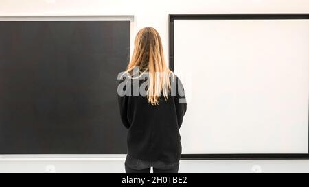 Londra, Regno Unito. 14 Ott 2021. Un membro dello staff della galleria Maureen Paley con "Great Aids (Black)" di General idea e "Great Aids (White)", 1991/2019. Frieze London si concentra sull'arte contemporanea e sugli artisti viventi. Credit: Imagplotter/Alamy Live News Foto Stock