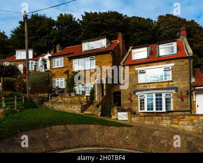 Alcuni cottage più grandi nel villaggio di Runswick Bay con case pittoresche e soprattutto per le case vacanze o seconde case nel Nord Yorkshire Inghilterra Foto Stock