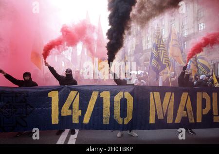 Kiev, Ucraina. 14 Ott 2021. Gli attivisti dei partiti nazionalisti ucraini hanno acceso le razzi durante una marcia per celebrare il 79° anniversario della creazione dell'esercito insurgente ucraino (UPA) e la Giornata del difensore dell'Ucraina a Kiev, Ucraina, 14 ottobre 2021. L'UPA combatté per l'indipendenza Ucraina contro l'esercito rosso sovietico e i nazisti durante la seconda guerra mondiale, principalmente nell'ovest dell'Ucraina fino all'inizio del 1950. (Credit Image: © Serg Glovny/ZUMA Press Wire) Credit: ZUMA Press, Inc./Alamy Live News Foto Stock