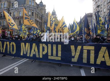 Kiev, Ucraina. 14 Ott 2021. Gli attivisti dei partiti nazionalisti ucraini prendono parte ad una marcia per celebrare il 79° anniversario della creazione dell'esercito insurgente ucraino (UPA) e la Giornata del difensore dell'Ucraina a Kiev, Ucraina, 14 ottobre 2021. L'UPA combatté per l'indipendenza Ucraina contro l'esercito rosso sovietico e i nazisti durante la seconda guerra mondiale, principalmente nell'ovest dell'Ucraina fino all'inizio del 1950. (Credit Image: © Serg Glovny/ZUMA Press Wire) Credit: ZUMA Press, Inc./Alamy Live News Foto Stock