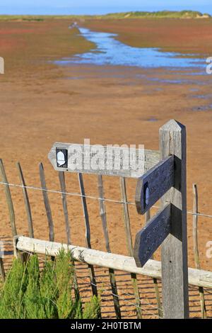 Cartello Norfolk Coast Path, spiaggia di Holkham, riserva naturale di Holkham, Holkham, Norfolk, Inghilterra, Regno Unito. Foto Stock