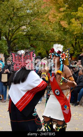 I ballerini nativi americani del Pueblo Zuni in New Mexico si esibiscono in un evento della Giornata dei popoli indigeni a Santa Fe, New Mexico. Foto Stock