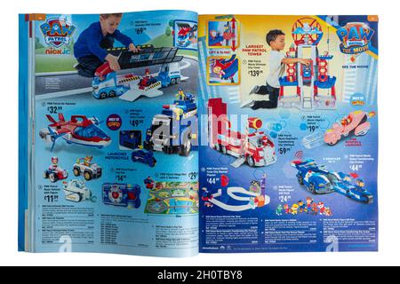 Vi sono preoccupazioni circa la disponibilità di giocattoli per regali di Natale a causa di problemi di trasporto. Nella foto: Catalogo Smyths Toys, inverno 2021, Regno Unito. Foto Stock