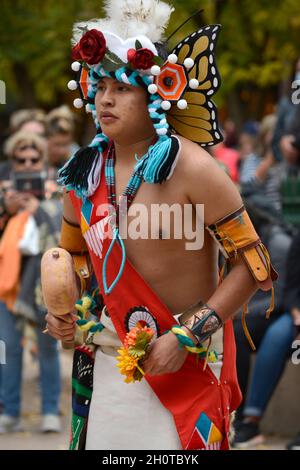 I ballerini nativi americani del Pueblo Zuni in New Mexico si esibiscono in un evento della Giornata dei popoli indigeni a Santa Fe, New Mexico. Foto Stock