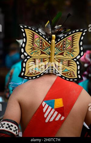 I ballerini nativi americani del Pueblo Zuni in New Mexico si esibiscono in un evento della Giornata dei popoli indigeni a Santa Fe, New Mexico. Foto Stock