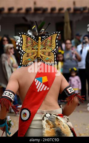 I ballerini nativi americani del Pueblo Zuni in New Mexico si esibiscono in un evento della Giornata dei popoli indigeni a Santa Fe, New Mexico. Foto Stock