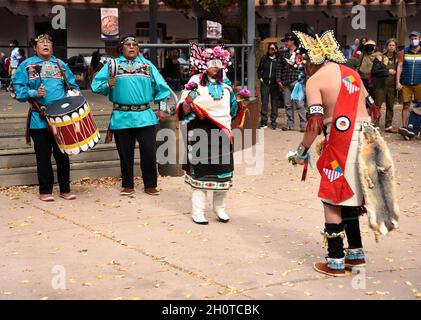 I ballerini nativi americani del Pueblo Zuni in New Mexico si esibiscono in un evento della Giornata dei popoli indigeni a Santa Fe, New Mexico. Foto Stock