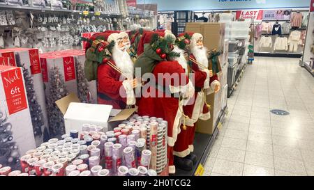 Giovedì 14 ottobre 2021, Swansea, Galles. Gli articoli di Natale linea le isole ad un deposito di affari domestico a Swansea, Galles, mentre i depositi si preparano presto per la corsa di Natale. Si teme che ci possa essere una carenza di approvvigionamento mentre ci dirigiamo verso il periodo festivo. Foto Stock