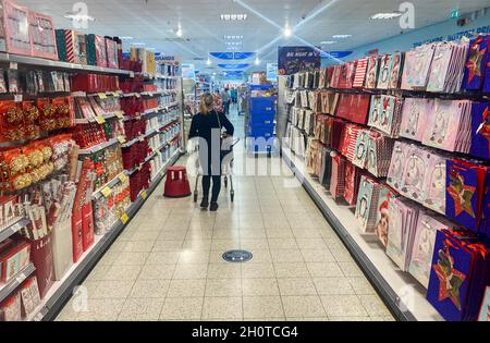 Giovedì 14 ottobre 2021, Swansea, Galles. Articoli di Natale li thnee isole in un negozio di affari casa a Swansea, Galles, come i negozi si preparano presto per la corsa di Natale. Si teme che ci possa essere una carenza di approvvigionamento mentre ci dirigiamo verso il periodo festivo. Foto Stock