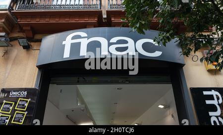 VALENCIA, SPAGNA - OTTOBRE 14, 2021: FNAC è una grande catena di vendita al dettaglio francese che vende prodotti culturali ed elettronici Foto Stock