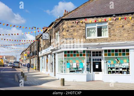 I negozi sulla strada principale hanno inginzito a grappolo attraverso Seahouses e il negozio National Trust Seahouses Northumberland England UK GB Europe Foto Stock