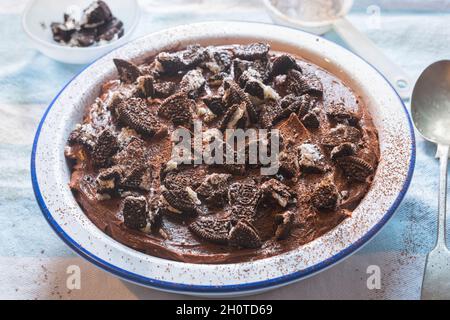 Cheesecake al cioccolato senza cottura con biscotti al cioccolato Foto Stock