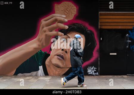 Manchester, Regno Unito. 14 ottobre 2021. Un murale dell'artista di strada Akse P19 lungo il tema della popolare serie Netflix Squid Game è visto a Manchester, Regno Unito. Credit: Jon Super/Alamy Live News. Foto Stock