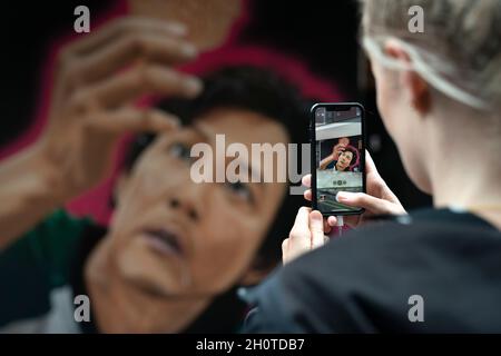 Manchester, Regno Unito. 14 ottobre 2021. Un murale dell'artista di strada Akse P19 lungo il tema della popolare serie Netflix Squid Game è visto a Manchester, Regno Unito. Credit: Jon Super/Alamy Live News. Foto Stock