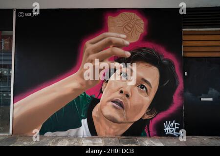 Manchester, Regno Unito. 14 ottobre 2021. Un murale dell'artista di strada Akse P19 lungo il tema della popolare serie Netflix Squid Game è visto a Manchester, Regno Unito. Credit: Jon Super/Alamy Live News. Foto Stock