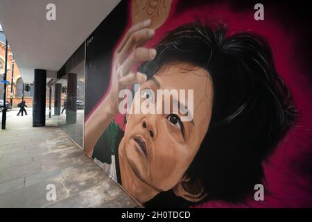 Manchester, Regno Unito. 14 ottobre 2021. Un murale dell'artista di strada Akse P19 lungo il tema della popolare serie Netflix Squid Game è visto a Manchester, Regno Unito. Credit: Jon Super/Alamy Live News. Foto Stock