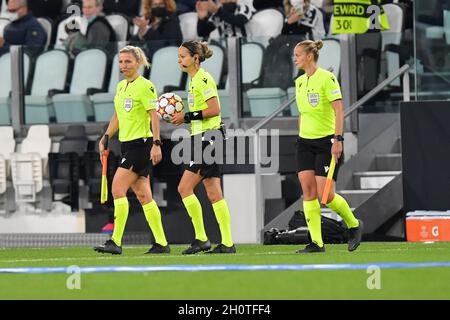 Torino, Italia. 13 ottobre 2021. L'arbitro Ivana Martincic ha visto nella partita UEFA Women's Champions League tra Juventus e Chelsea allo Juventus Stadium di Torino. (Photo Credit: Gonzales Photo/Alamy Live News Foto Stock