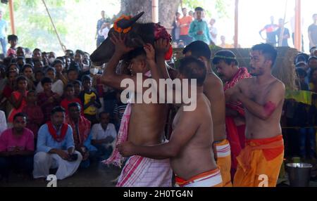 Guwahati, Guwahati, India. 14 Ott 2021. Testa di bufalo Sacrificata che viene portata come parte del festival indù Durga Puja Maha Navami al tempio di shree Billeshwar, Belsor nel distretto di Nalbari di Assam India Giovedì 14 Ottobre 2021 (Credit Image: © Dasarath Deka/ZUMA Press Wire) Credit: ZUMA Press, Inc./Alamy Live News Foto Stock