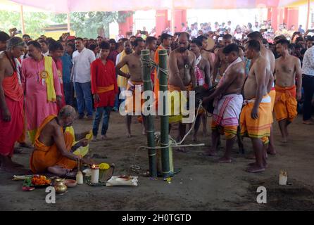 Guwahati, Guwahati, India. 14 Ott 2021. Buffalo pronto per sacrificare come parte del festival indù Durga Puja Maha Navami al tempio di shree Billeshwar, Belsor nel distretto di Nalbari di Assam India Giovedì 14 Ottobre 2021 (Credit Image: © Dasarath Deka/ZUMA Press Wire) Credit: ZUMA Press, Inc./Alamy Live News Foto Stock