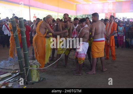 Guwahati, Guwahati, India. 14 Ott 2021. Buffalo pronto per sacrificare come parte del festival indù Durga Puja Maha Navami al tempio di shree Billeshwar, Belsor nel distretto di Nalbari di Assam India Giovedì 14 Ottobre 2021 (Credit Image: © Dasarath Deka/ZUMA Press Wire) Credit: ZUMA Press, Inc./Alamy Live News Foto Stock