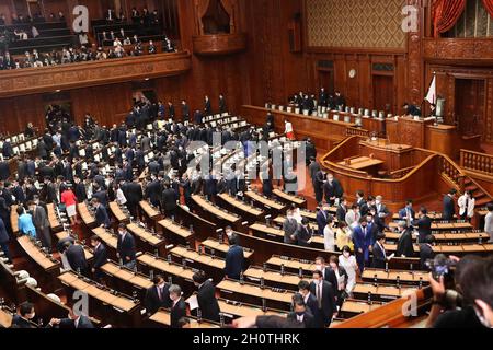 Tokyo, Giappone. 14 Ott 2021. I legislatori partono dopo che la Camera dei rappresentanti è sciolta a Tokyo, Giappone, 14 ottobre 2021. Il primo ministro giapponese Fumio Kishida ha sciolto la Camera dei rappresentanti giovedì per le prossime elezioni generali, chiedendo sostegno al popolo giapponese mentre cerca un mandato pubblico per il suo governo formatosi la scorsa settimana. Credit: Dutzyuyuyuyuyuyuyuyuyuyuyuyuyuyuyu Foto Stock