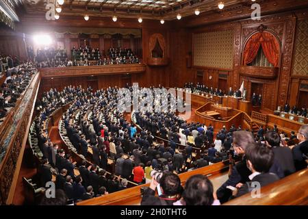 Tokyo, Giappone. 14 Ott 2021. I legislatori partecipano ad una riunione della Camera dei rappresentanti a Tokyo, Giappone, 14 ottobre 2021. Il primo ministro giapponese Fumio Kishida ha sciolto la Camera dei rappresentanti giovedì per le prossime elezioni generali, chiedendo sostegno al popolo giapponese mentre cerca un mandato pubblico per il suo governo formatosi la scorsa settimana. Credit: Dutzyuyuyuyuyuyuyuyuyuyuyuyuyuyuyu Foto Stock