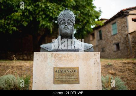 Calatañazor, Soria, Spagna - 16 settembre 2021: Città medievale di Calatañazor, situata nella provincia di Soria. Statua dedicata ad Almanzor, Andalusi Foto Stock