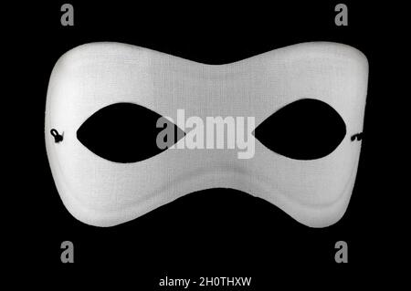 Maschera Domino bianca isolata contro sfondo nero Foto Stock