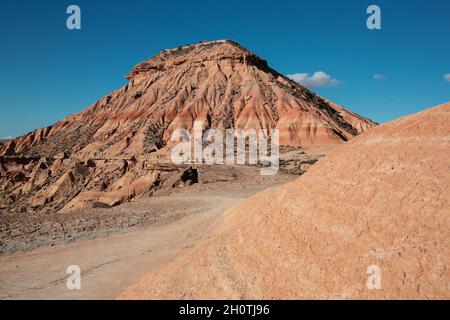 Vista panoramica delle Bardenas Reales, Navarra, Spagna. Formazioni di arenaria uniche erose dal vento e dall'acqua Foto Stock