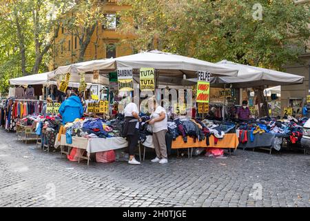 Abbigliamento conveniente in vendita su strada nel quartiere Trastevere di Roma, Italia Foto Stock