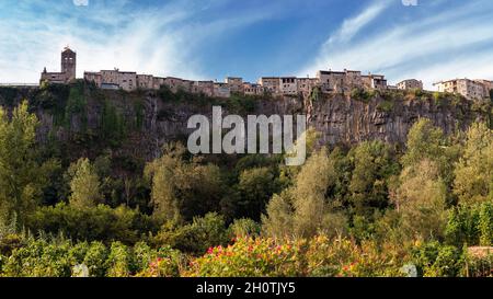 Castellfollit de la Roca, Gerona, Spagna. 18 settembre 2021: Vista panoramica della città di Castellfollit de la Roca situata su una roccia a circa 50 metri Foto Stock