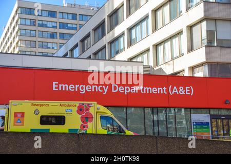 Un'ambulanza all'esterno del St Thomas' Hospital di Londra durante la pandemia del coronavirus, febbraio 2021. Foto Stock