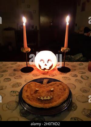 Torta a forma di zucca con set da tavolo per Halloween Foto Stock