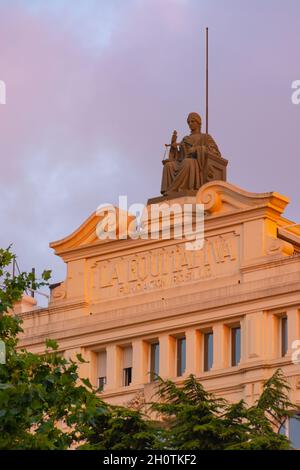 Valencia, Spagna. 23 settembre 2021: Edificio classico nella piazza del municipio, con una scultura raffigurante la Giustizia. Nel testo, l'equo e t Foto Stock