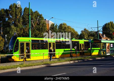 POZNAN, POLONIA - 17 ottobre 2015: Vista panoramica di un tram alla fermata dell'autobus pubblico a Poznan, Polonia Foto Stock