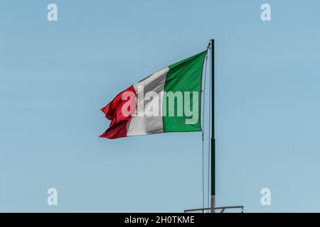 Bandiera italiana che vola nel cielo Foto Stock