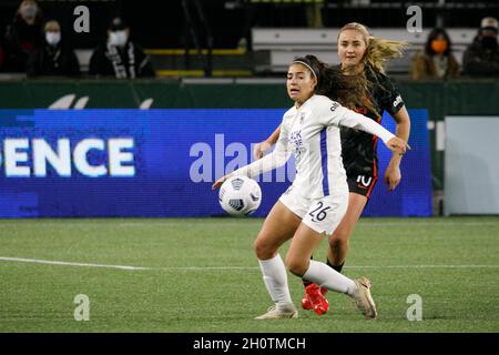 L'Angelina di OL Reign (26) tiene la palla da Lindsey Horan (10). Il Portland Thorns FC e il Tacoma's OL Reign hanno combattuto per un pareggio del 1-1 al Providence Park di Portland, Oregon, il 13 ottobre 2021, con un primo goal di Morgan Weaver di Portland e un ultimo goal di punizione calci da Megan Rapinoe di OL Reign. (Foto di John Rudoff/Sipa USA) Credit: Sipa USA/Alamy Live News Foto Stock