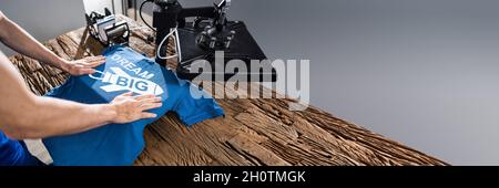 L'uomo Stampa su T Shirt in officina Foto Stock