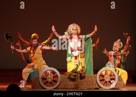 New Delhi, India. 14 Ott 2021. Gli artisti si preparano nel backstage della stanza verde prima della loro esibizione nella danza-dramma 'Sampoorna Ramlila', la sera di Navmmi durante il festival Holi di Navratra al teatro Shriram Bharatiya Kala Kendra a Nuova Delhi giovedì 14 ottobre 2021. Navratra è un festival indiano che viene celebrato nel nord dell'India. Dove la gente celebra RAM Leela e Durga Pooja. Photo by Anshuman Akash/ABACAPRESS.COM Credit: Abaca Press/Alamy Live News Foto Stock