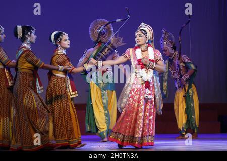 New Delhi, India. 14 Ott 2021. Gli artisti si preparano nel backstage della stanza verde prima della loro esibizione nella danza-dramma 'Sampoorna Ramlila', la sera di Navmmi durante il festival Holi di Navratra al teatro Shriram Bharatiya Kala Kendra a Nuova Delhi giovedì 14 ottobre 2021. Navratra è un festival indiano che viene celebrato nel nord dell'India. Dove la gente celebra RAM Leela e Durga Pooja. Photo by Anshuman Akash/ABACAPRESS.COM Credit: Abaca Press/Alamy Live News Foto Stock